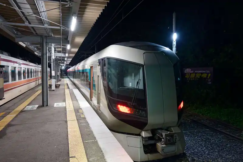 浅草を23時45分に出発後、3時過ぎに会津高原尾瀬口駅に到着。
ここで4時30分まで仮眠タイム。この間は乗ってきた特急の中で過ごす事ができる。当然、電車を降りて駅舎に移ってもよいが、駅舎の方はトイレと自販機くらいしかない。