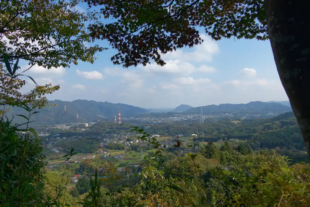 ここからは南高尾の山並みが見ることができる。しかし良い景色だ。桜道いいじゃないか。