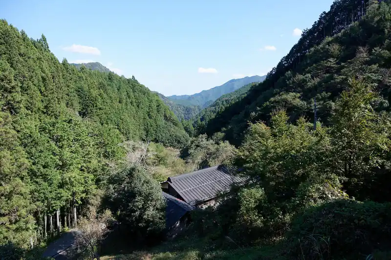 ずっと下っていくと、払沢の滝の駐車場に出る。
思いの外観光客がいる。もっとシニアの人ばっかりなのかな、とか思っていたら、結構若い人も多くて、折角だし私も払沢の滝見ていくか、と往復30分くらいかけて払沢の滝へ。

道は遊歩道といった感じ。緩やかに登る道で、かなりキレイに整備されているのでスニーカーでも安心。