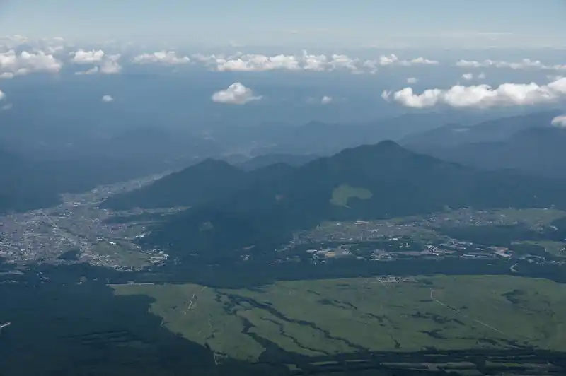 杓子山と左側に倉見山。雲が減ってきて景色がよく見える。