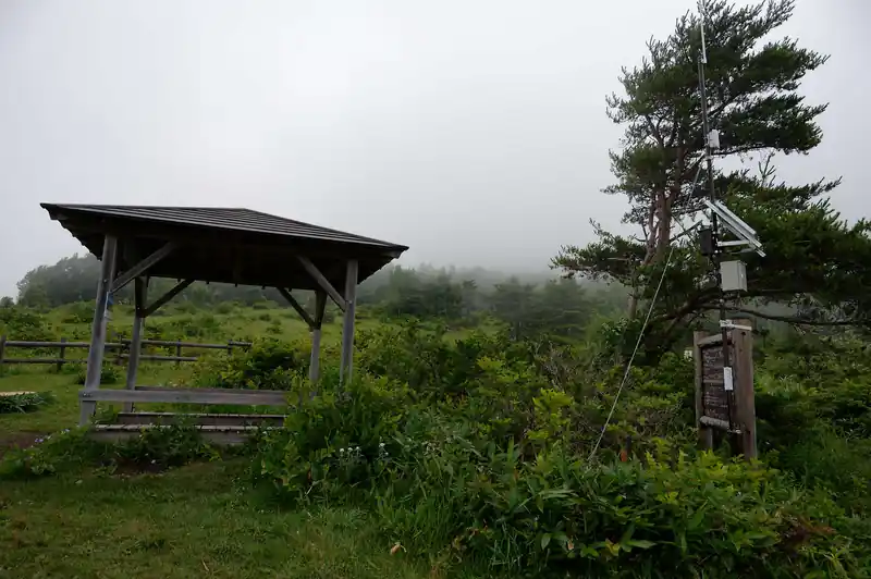 少し登っていくと東屋。ここが見晴台となっている。
ここから登山道が始まる。
