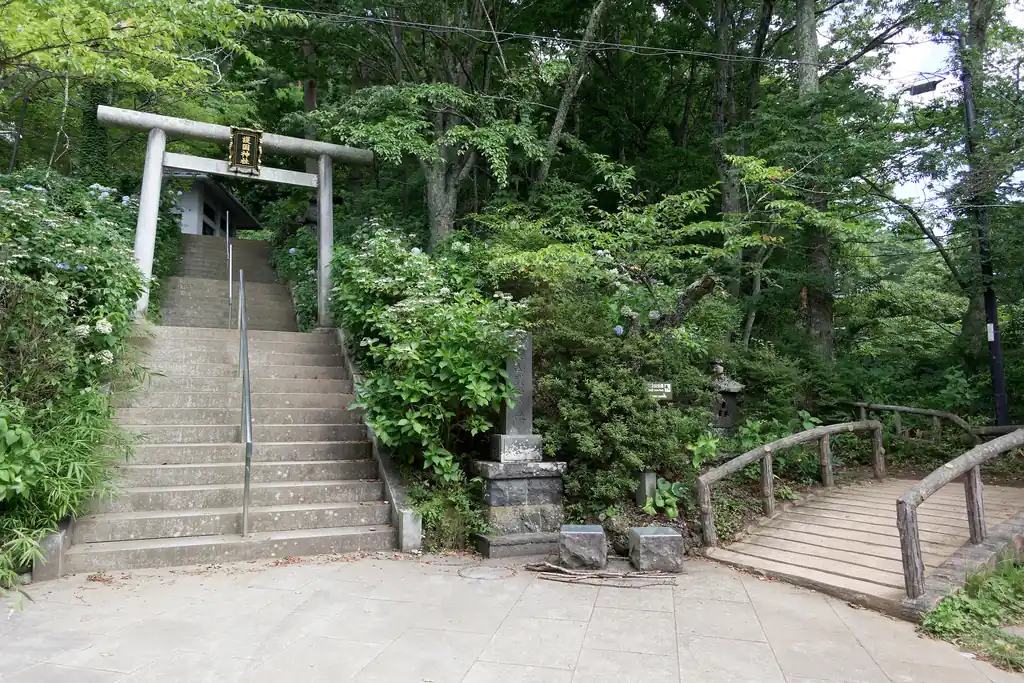 登り口に神社まで降りてきました。ここから先は車道を歩いて河口湖駅まで。