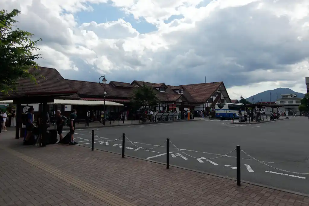 河口湖駅に到着！
富士急行バスのバスタ新宿行きがあるので、それに乗ってもよいのですが、あいにく今日は予約を取っていません。
特急も立ち乗り切符しか買えないことはわかりきっているので、ここは在来線でのんびり帰ることにします。

しかしいつ来ても河口湖駅って混雑しててカオスである…。おそらく富士急行線が単線であるがゆえに、電車の本数を増やせず、電車街の観光客で混雑しているのでしょう。
早くなんとかならないもんですかね、この状況…。
