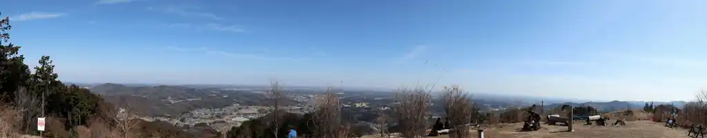 このくらいの標高で見晴らしが良い山といえば、飯能に柏木山があります。柏木山も良いんだけど、弓立山もいいですね。弓立山の方は山頂が広いので、格別の気持ちよさです。良い山だ。