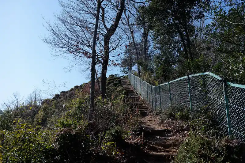 柏木山の手前まで来ました。
フェンス沿いに登っていきます。