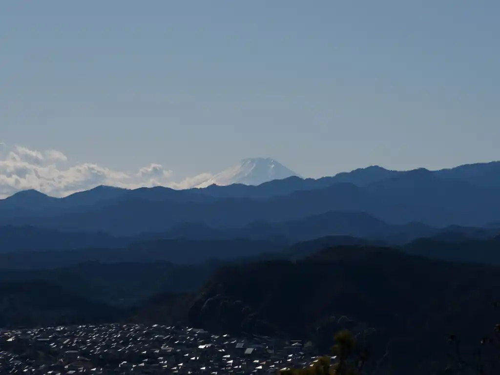 見晴らし台からは頭だけ富士山が見える。