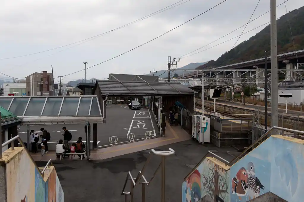 歩き始めは相模湖駅。ここから石老山登山口バス停までバスを使ってもよいが、嵐山は歩いてすぐそこなので往路・復路とも今回は歩き。
バスに乗らなくていいって気持ちが楽でいいわ～