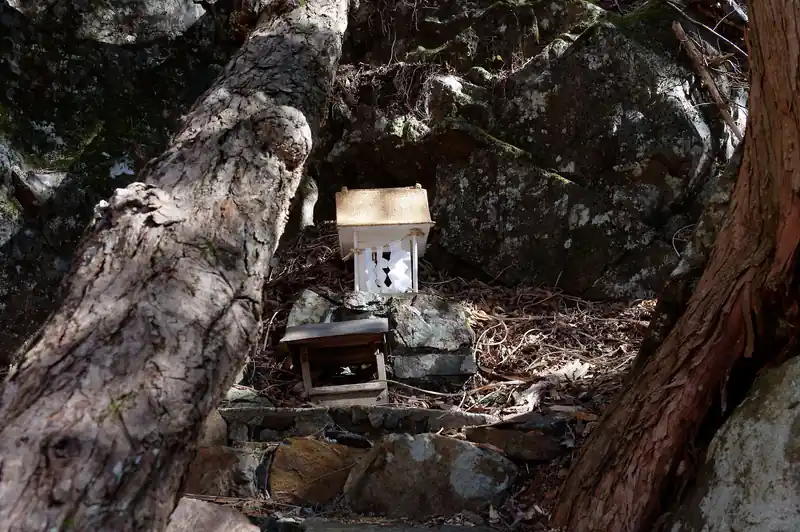 そのまま奥宮脇の赤い橋を渡って行くと、屋根がピカピカの祠があり…