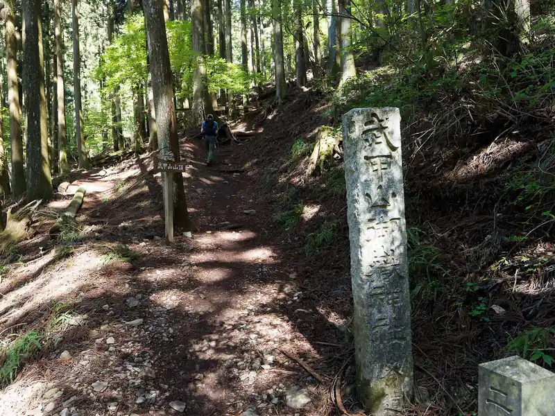 武甲山御嶽神社の石標。これは山頂にある神社なんですが、一の鳥居から登るルートは表参道になっているらしく、ここがその入口、ということでしょう。