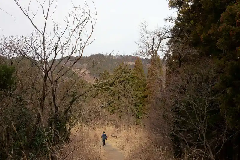 高尾山から早速小仏城山に向かう。
早速もみじ台を超えると、小仏城山のアンテナが見えてくる。