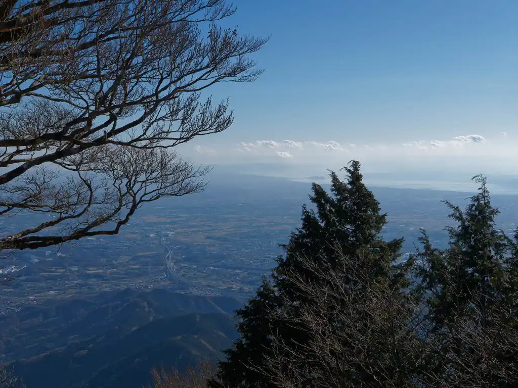 中央あたりに見える島が江の島。