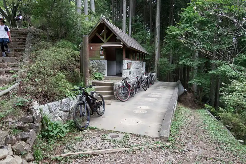 この後は、御嶽山まで歩いて、大塚山まで行き、そこから古里駅へ下山する計画。
山頂から下りたトイレのところにマウンテンバイクの列が。
これ、さっきすれ違った人たちのマウンテンバイクかな。
この先どうするんでしょうね。