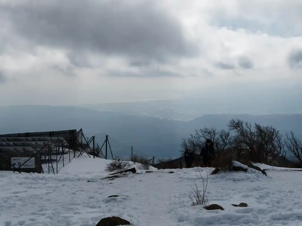 山頂に到着。
山頂もガッツリ雪が残っています。ここらへんは陽を遮るものがないので、早めに雪が解けるんじゃないかと思っていた。