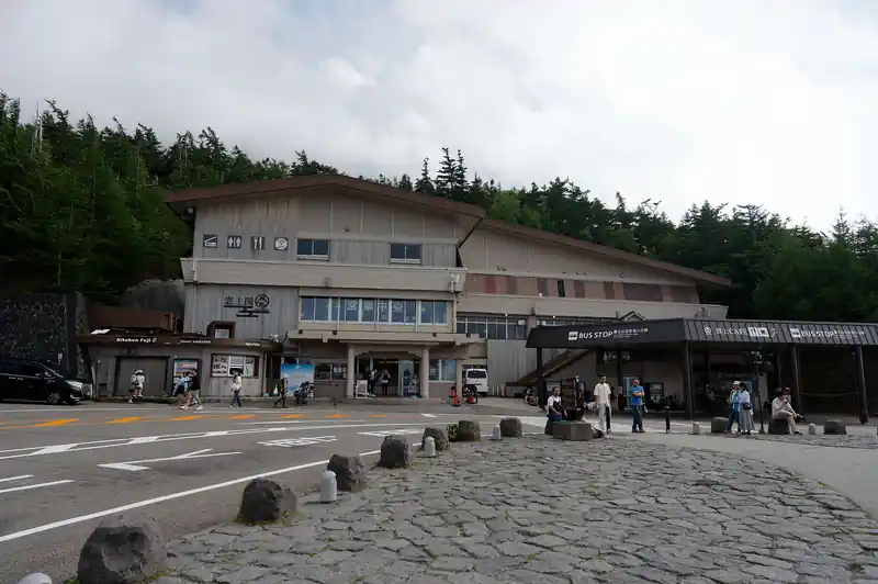 こちらが雲上閣。
右下の屋根があるところがバス停。ここからバスタ新宿や河口湖行のバスが出ています。

夜間は入口が閉まるので、写真中央あたりにある玄関横の階段を使って出入り可能。
2階はレストラン、1階がお土産売り場、3階がカプセルホテル。