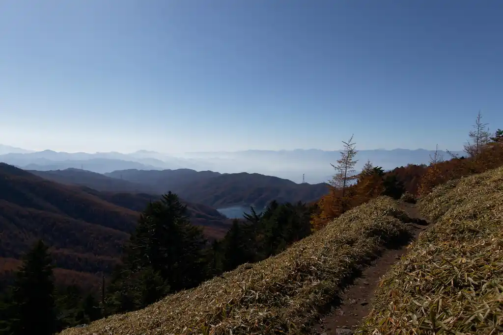 石丸峠から上日川峠まで歩く道は、しばし笹の斜面をトラバースするような道が続く。ここも南側は開けていて景色がよい。
この道は道は明瞭だが一か所だけ崩落しているところがあり、高巻く迂回路が出来ていた。