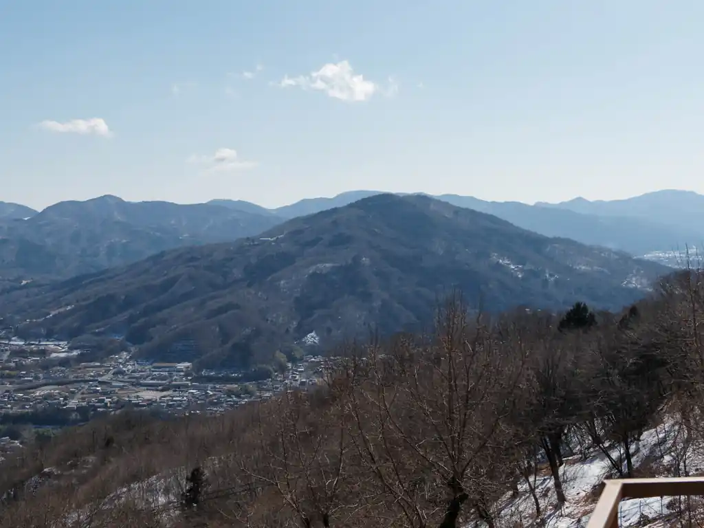 下山口のある茶屋の隣からは蓑山。
蓑山はこのあたりでは珍しい独立峰。標高が低いものの、タイミングがよければ雲海が見えたりするらしく、そこそこ人気の山のようです。
私はまだ登ったことはありません。