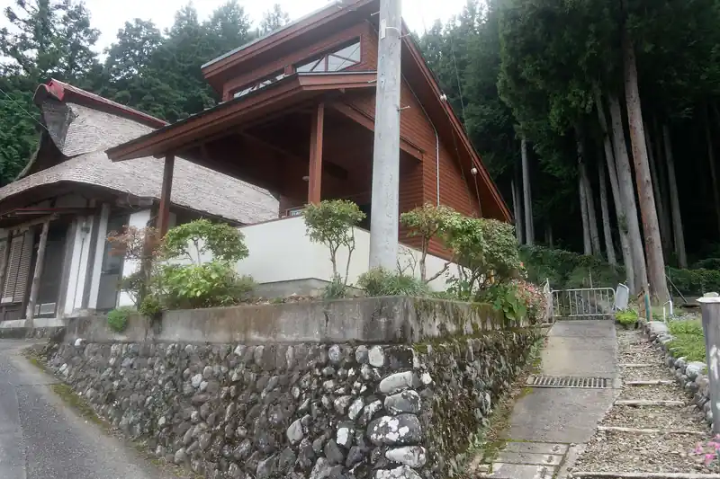 最後はイノシシ避けの柵の扉をくぐって公衆トイレへ。
ここから先は舗装路を歩いて古里駅まで。

暑いせいか体調が悪くなってきたので、古里駅前にセブンイレブンでアイスと冷たい飲み物を買い、縁石に腰をおろしてしばらく休憩。

楽しい低山歩きの日々はもう少し先のようです。
早く涼しくならないかな～と思いつつ電車に乗って帰宅でした。