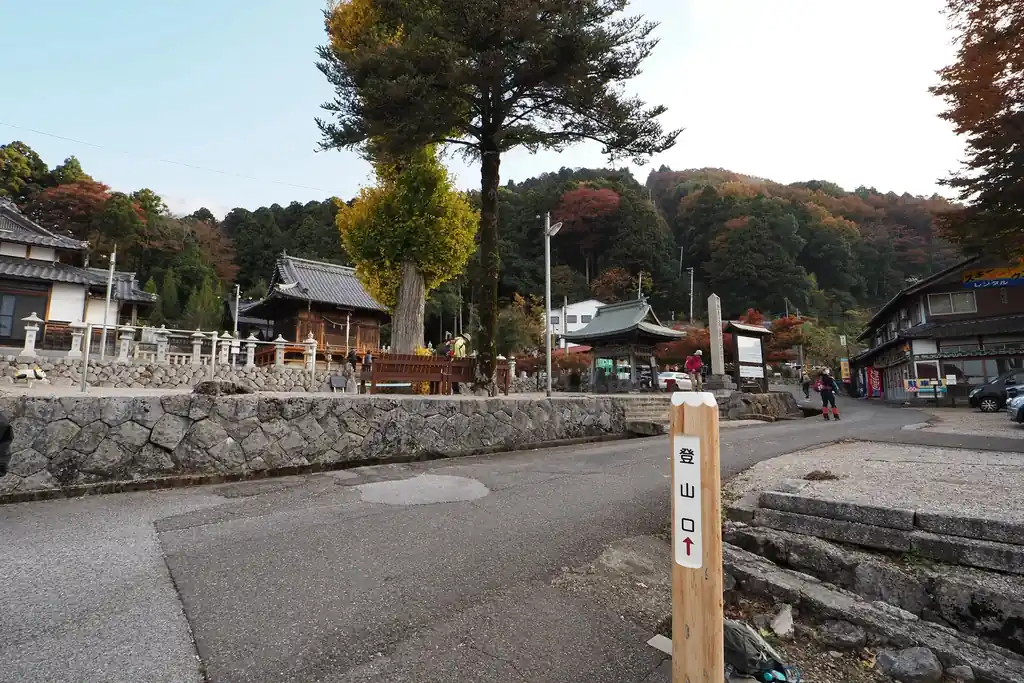 事前情報ではバスは交通系ICカードが利用可能、と聞いていたのだが、対応しておらず急いで現金を用意した。

バス停から登山口の伊吹山ゲートまでは30秒も歩けばつく。バス停の裏がトイレになっていて、キレイに清掃されていた。