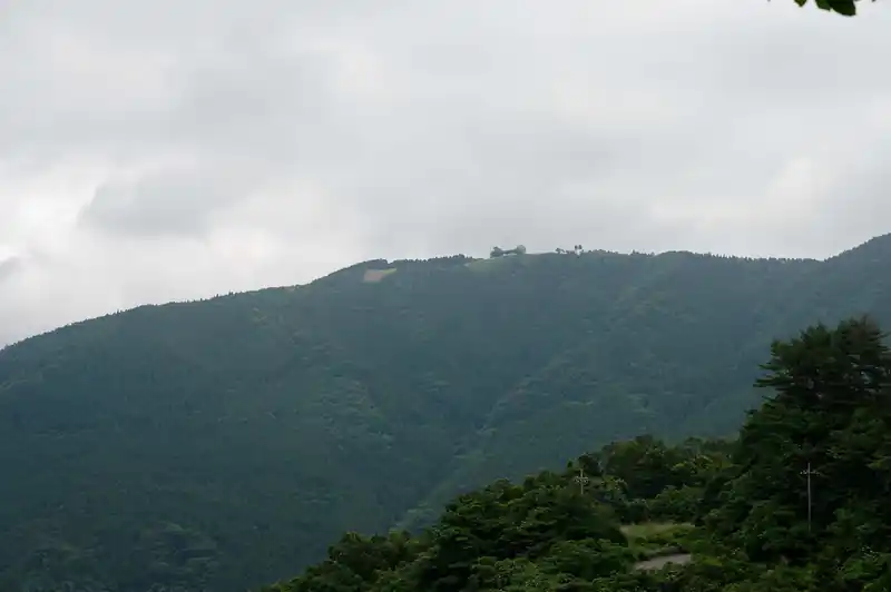 定峰峠方面へ歩いていると、急にガスがはれてきて堂平山が見える。