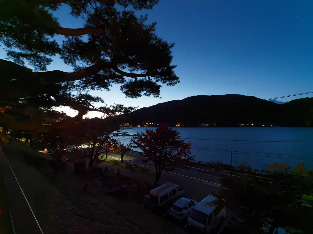 到着は午前5時15分。二荒山神社中宮祠バス停で降りたのは4～5人程度。
どうやら戦場ヶ原か日光白根山あたりまで行く人が多いようです。
今まで、近場の低山を歩いているときにすれ違った登山者の人と、雑談がてら男体山登りました？なんて聞くことはたまにありましたが、大抵、帰ってくる答えは「男体山も良いけど、行くなら日光白根山の方がいいよ。景色良いし男体山ほどつらくないから」というものでした。

まあ男体山は確かにきつい。往復8km程度の登山道ですが、標高差は1200m強ありますから。
きついきつい、と言われる丹沢の大倉尾根ルートだと、標高差は同じ1200m強ですが、往復の距離は12km程度ありますし、道中平坦地もそこそこあり、茶屋も多い。