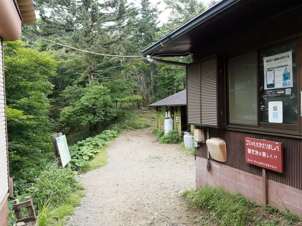 この先が熊沢山。右に折れると上日川峠への下山路。
まあ帰宅が夜になってもよければ、ここで計画通り熊沢山に特攻するのもよかったんですが、翌日仕事だしな…と思って早期帰宅を選択しました。