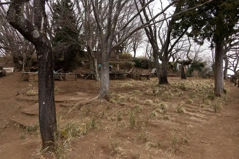 小仏城山を後にして少し歩いたら景信山に到着。

山頂に出た瞬間、思わず声が漏れた。なんとベンチがなくなっている！
そういえば青木茶屋が景信山から小仏城山に移動するんだった。すっかり忘れていたが、そのせいでここのベンチがなくなっているのだろう。
ここから1段上にあがったところにあるベンチはそのままなので安心してほしい。