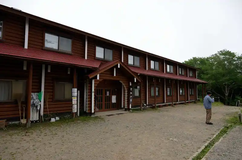 山頂から樹林帯の道を下って約15分、雲取山荘に到着しました。

噂では受付前にテントを張って良いとかいう情報も得ていたんですが、本当にそうなのかよくわからなかったのと、まだ人が多くなく、テント場も空いてそうだったので、待ちます。

既に小屋泊の人の受付が行われていて、これが結構時間がかかるので、とにかく待ちます。
待っている間、山荘前のベンチで座っていたんですが、とにかくアブやらハエやらワンサカいます。
もう完全にこれはやばいヤツだ、と思ったんですが、今更どうしようもありません。

なお、テントの場合は名前書いてお金払って終わりです。割とすぐ受付は終わる。