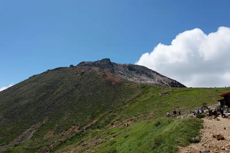 こちらは茶臼岳。
下山は茶臼岳に登ってロープウェイを使う予定。