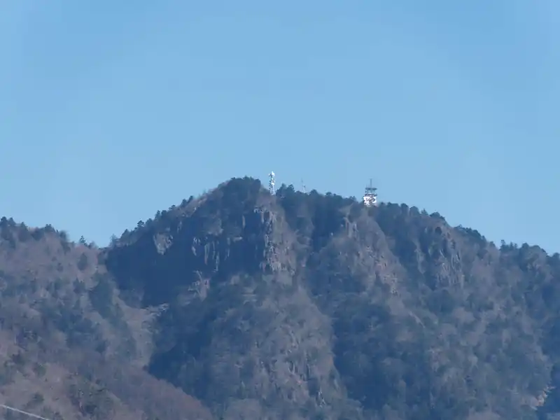 こちらは三つ峠。
高倍率ズームで望遠撮影したため、少しディティールの欠けた写真となっているが…。
この日は少し霞んでいたが、天気が良かったため三つ峠からも良い景色が見えたのではないか。