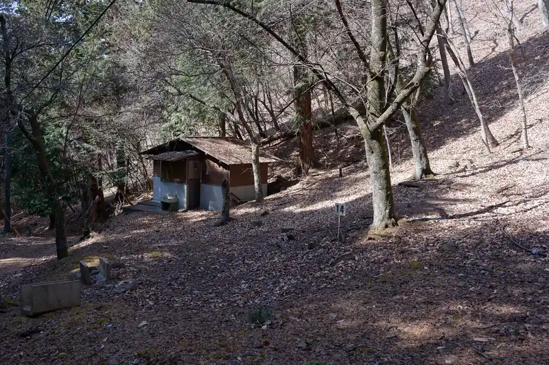 トイレらしき建物もありましたが…。