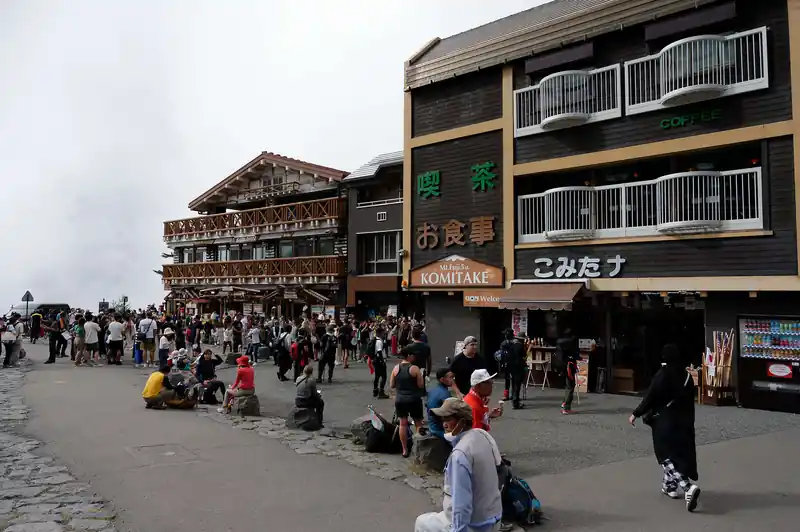 変わってこちらは富士スバルライン五合目。
写真右側に1枚前の写真のゲートがある。

富士山に登る人以外にも、観光目的でここまで来る人も多いらしく、かなりの賑い。