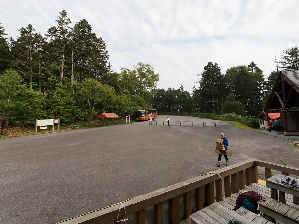沼山峠着。奥に見える観光バスが乗ってきたバスである。復路もバスで会津高原尾瀬口駅まで行くのだが、その時は普通の路線バスだった。

尾瀬夜行優先のバスがあるっぽいので、それだと観光バスなのかな。

途中の尾瀬御池まではマイカーで来れるんだけど、沼山峠まではバスでしか来れない。
ここにはトイレと自販機などがあって、朝食を食べたりして歩き始める準備をする。

なお、尾瀬御池には売店があるので、そこでお菓子とかの軽食は買うことができる。ただ朝早い時間だとたぶん売店はまだ開いてないと思う。

後は尾瀬を満喫しよう。

日程に余裕がある人は山小屋に泊まったりしても良さそうだよなあ、と思う。私も泊まりたかったがどうしても日帰りで帰る必要があって、泊まることはできなかった。
このあたりは100名山が集中していて、尾瀬ヶ原の東西に至仏山、燧ヶ岳が、さらに東には会津駒ヶ岳が佇んでいる。
尾瀬ヶ原からは登山道は通じてないが、平ヶ岳も近くにある。