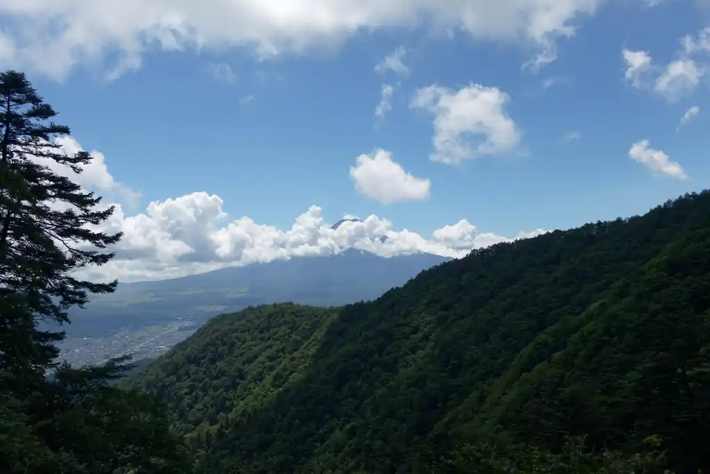 またまた富士山が見える。少し雲がかかり始めて裾野しかみえませんが…。