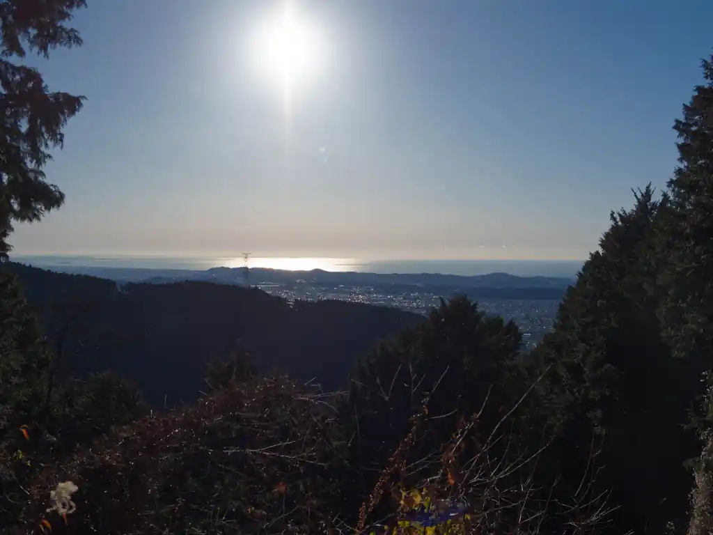 見晴らし茶屋からの景色。いや～非常に良い。雲一つない天気、素晴らしい。これは塔ノ岳山頂からの景色が期待できる。