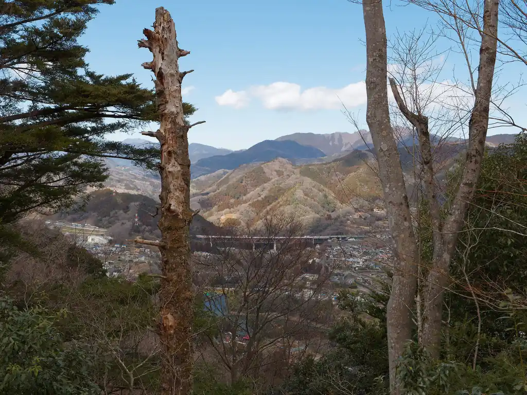 ここも北側に少しだけ見晴らしがきくだけでそれ以外は全く。