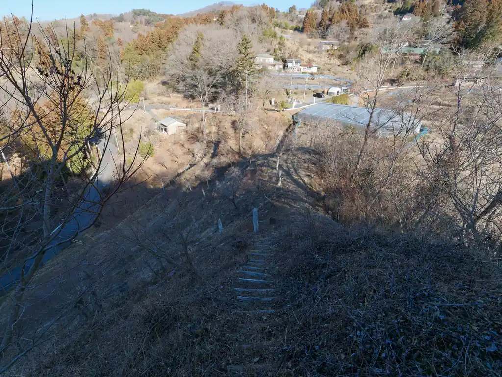 下山はここから。階段がつけられていて歩きやすいようになっている。