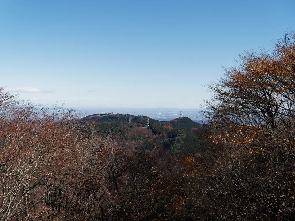 今日の目的地、堂平山が見えるぞ！ぶっちゃけ、この後は林道まで降りたら舗装路を道なりに歩いていけば堂平山に着くので、今日の行程は終わったようなもんです。