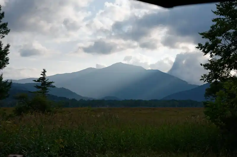 夕方になって陽の光が指した至仏山。このまま夕焼けが見えればな～と思っていたのだが、雲が多く見えなかった。残念。
