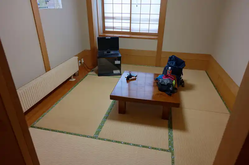 部屋はこんな感じ。
小さいテレビはBSのみ視聴可能。
1人で過ごすには十分過ぎる広さだ。逆にこのこじんまりとした感じが落ち着く。