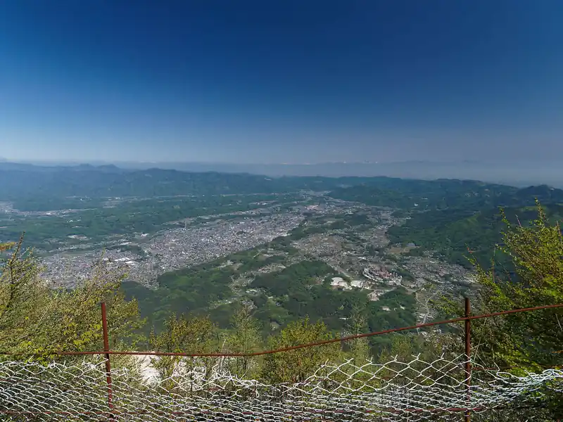 山頂からは秩父市街が一望できる。素晴らしい景色だ。
手前の森のようなところに羊山公園の芝桜の丘があるのだが、既に見頃は終えている模様。