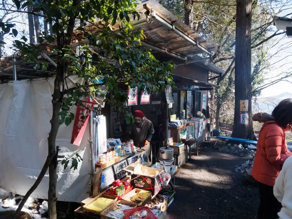山頂周辺をぶらぶらと散策。奥宮のあたりに露店があり、焼きミカンが名物らしいのですが、今日は既に売り切れ。
干し芋と干し柿を買って後で食べることにする。