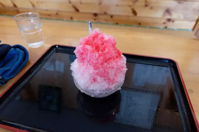 とりあえずなにか食べるか、と思い、檜枝岐小屋に入ってかき氷を注文。