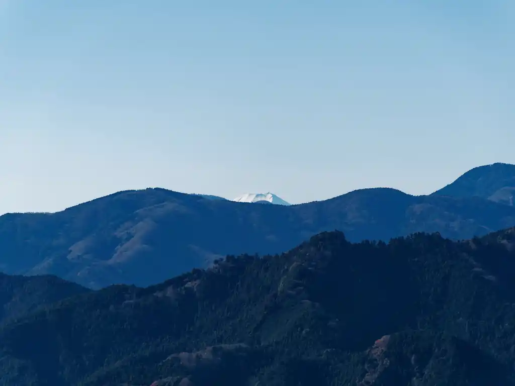 大イチョウの傍からはなかなか眺めが良い。富士山も少しだけ山頂が見える。