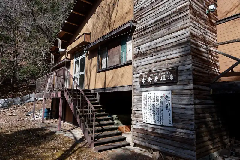管理棟。

昔はこのあたりはキャンプ場だったようですが、この分じゃ再開はないようでしょう。