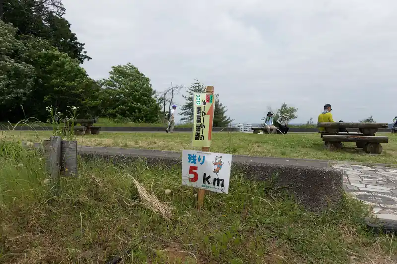 あさひ山展望公園の山頂で残り5km地点。
山頂はベンチが多く設置されており、ここで休憩している人も多い。
