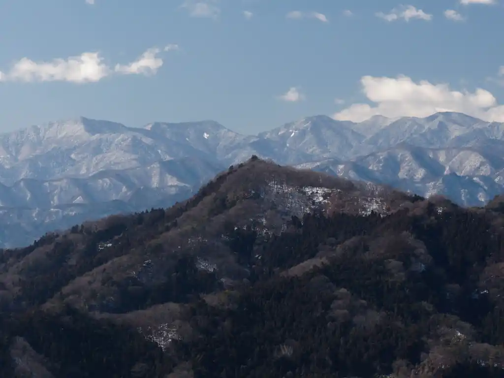 皆野破風山と奥に山々。奥の方は何の山でしょうね。
地図を見た感じ、和名倉山あたりが見えてそうな気がする。