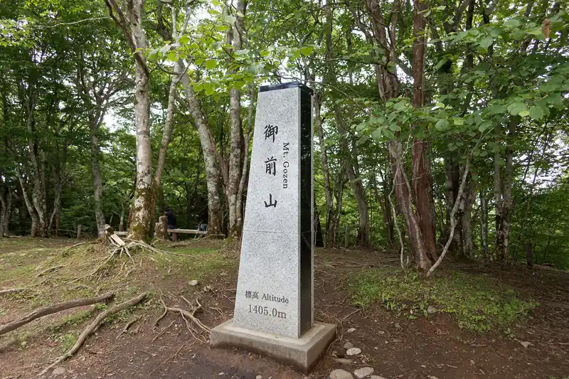 御前山の山頂標。

御前山山頂は若干広めでベンチが多く設置されている。混んでいたら少し下ったところにある避難小屋でお昼を食べようかと思っていたのだが、ベンチが空いていたので、ここでお昼休憩。
その間も続々と登山者が登ってきており、山頂は賑やかだ。