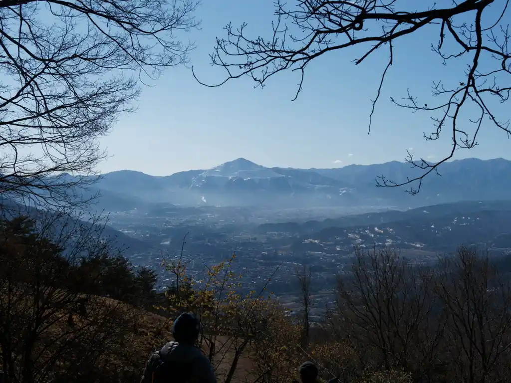山頂に到着。
山頂は西側が特に開けていて眺めがよい。
武甲山もしっかりと見える。