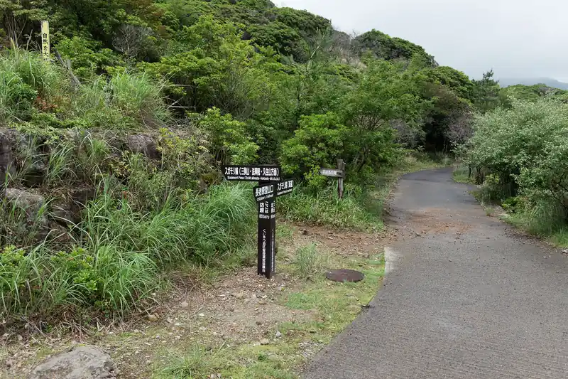 ここで直進しても良いんですが、折角なので山道を歩いていきます。