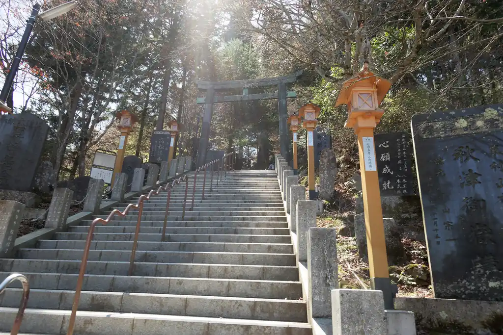 この階段もちょっときつかったけど、登りましたよ、せっかくなので。